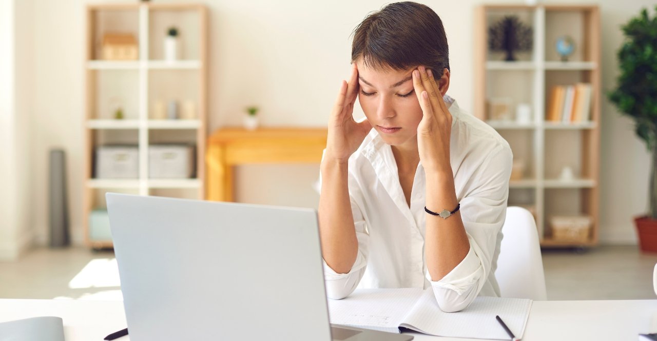 Mal di testa da rientro alla routine: quanto incidono schermi, postura e stress?